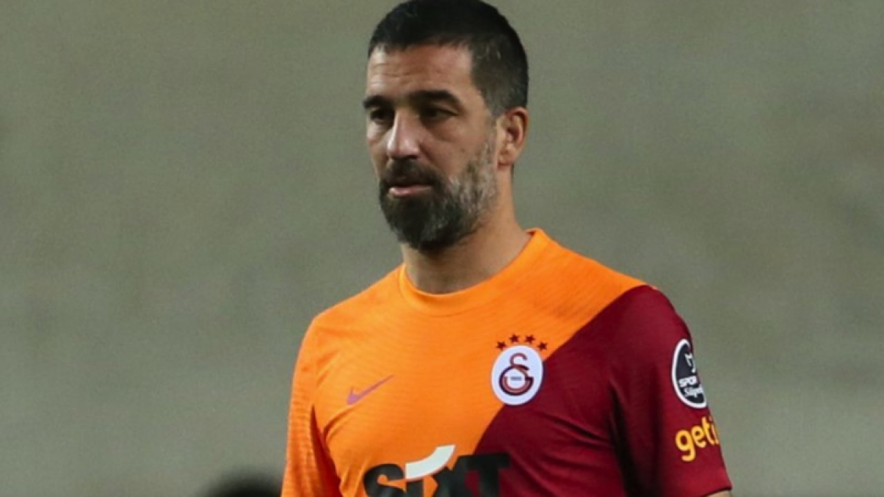 Arda Turan futbolu bıraktığını açıkladı. Arda Turan en son Galatasaray'da forma giymişti...