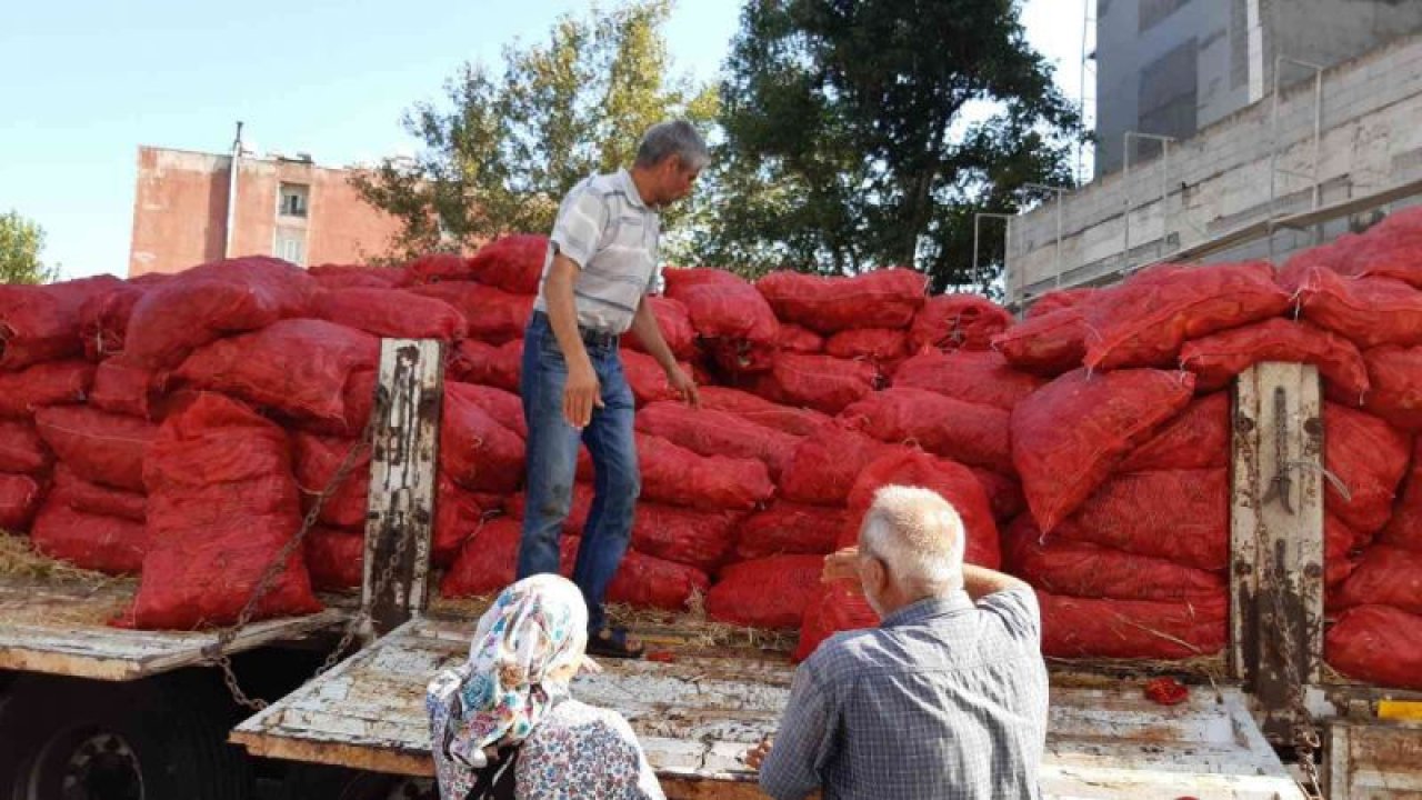 Antep Yemeklerinin Vazgeçilmezi Antep Salçalık Biberi Tezgahlarda.... Gastronomi kentinde salçalık biber tezgahlarda yerini aldı... Peki Ne Kadar