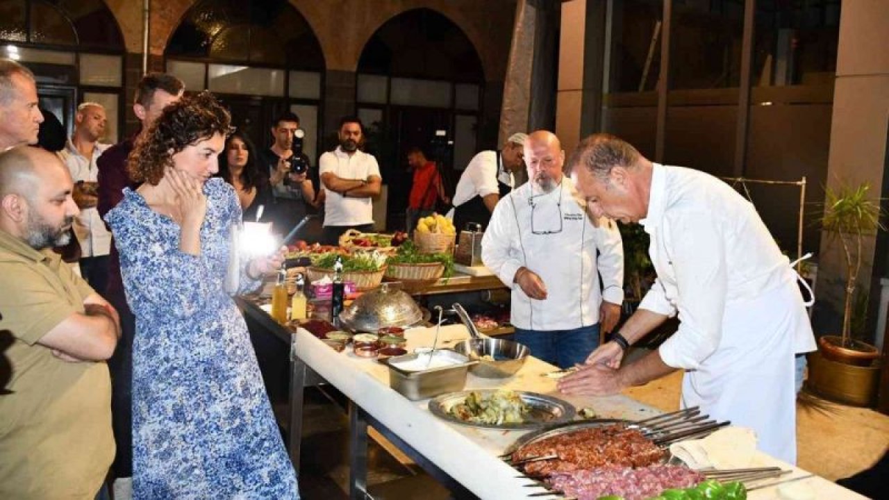 Gastroantep için Gaziantep'e gelen yabancı şeflere kebap yapmayı öğretti.