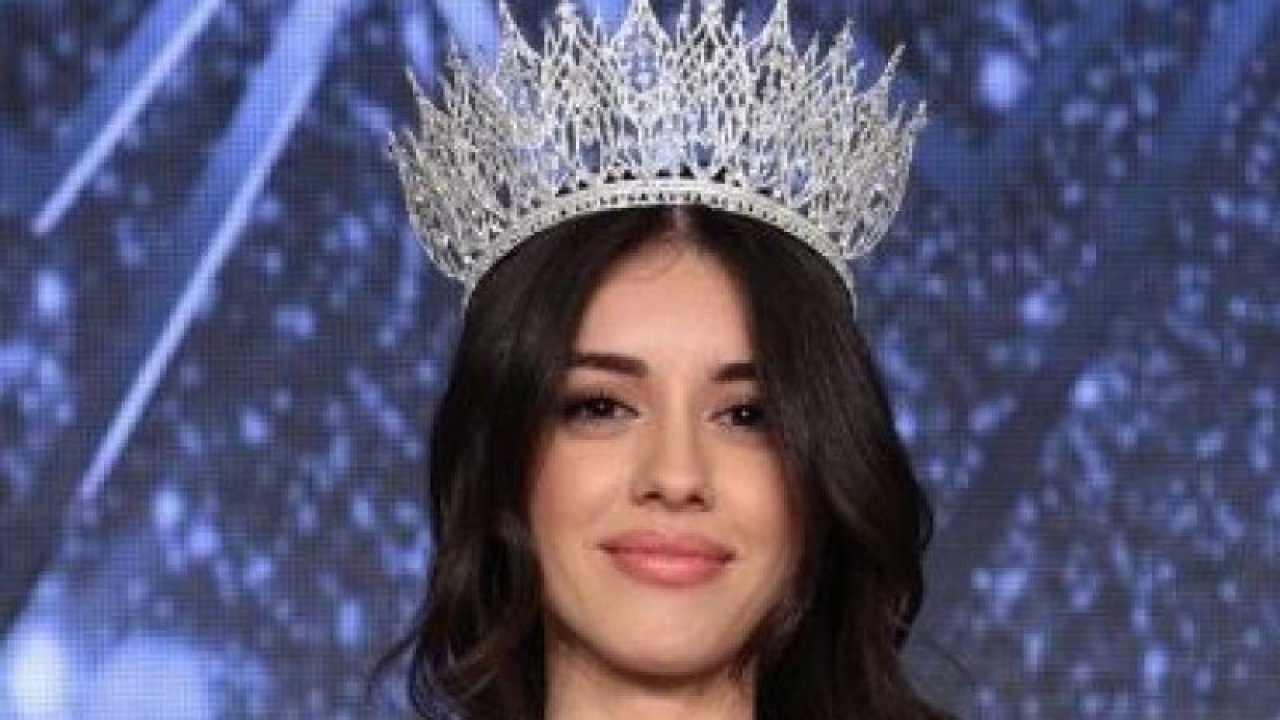 2022 MİSS TURKEY WORLD GÜZELİ KİM OLDU? 2022 Miss Turkey World güzeli Nursena Say oldu.