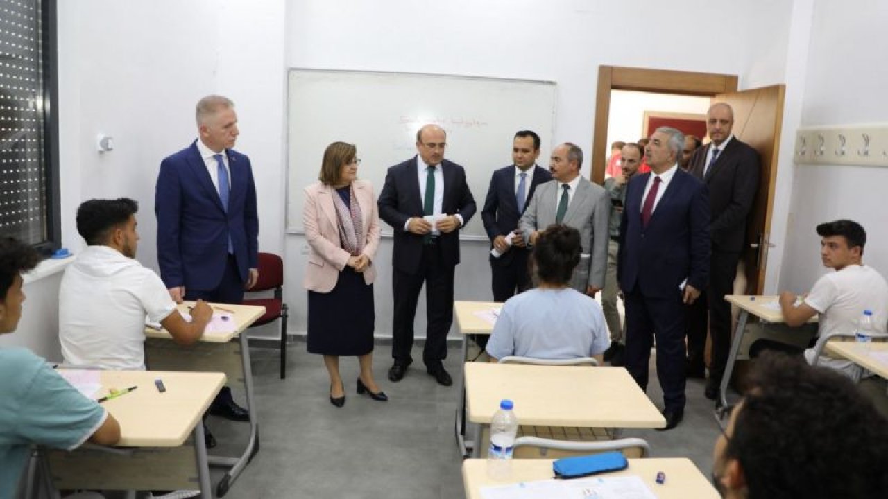 Gaziantep'te Öğrenciler İstedi! Gaziantep Valisi Davut Gül, Büyükşehir Belediye Başkanı Fatma Şahin ve Nizip Belediye Başkanı Mehmet Sarı,  Öğrencilerin akıllı tahta isteğini gerçekşeştirdi