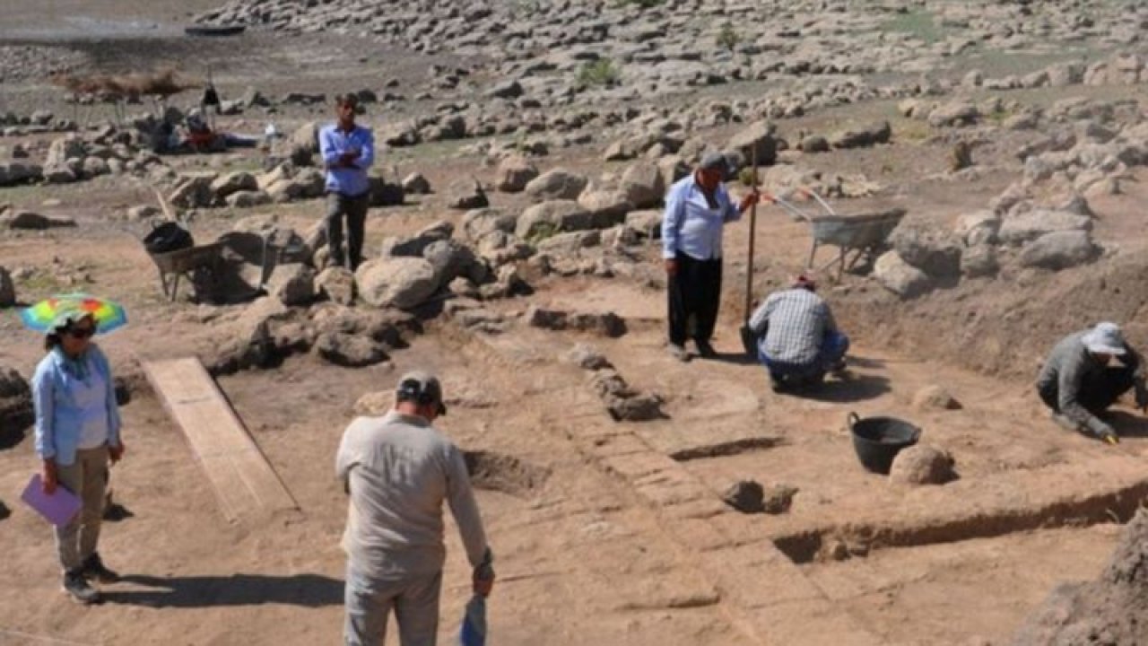 SON DAKİKA: Gaziantep'in Tarihini Yeniden Yazan 'Taşlıgeçit Höyüğü'nde Tarihi Buluştu....  Tarihi Silahlar ve Döneme Ait metaller bulundu...