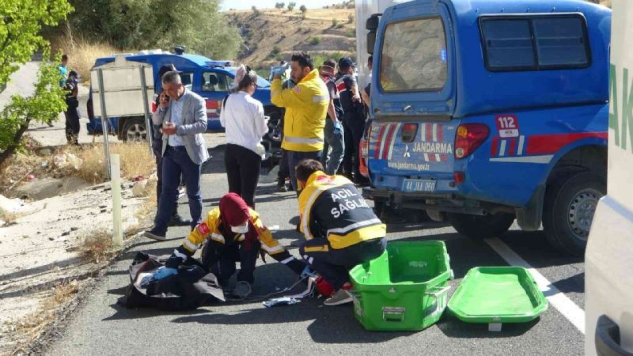 Kamyon ile hafif ticari arac kafa kafaya çarpıştı feci kazada: 6 ölü... Video Haber