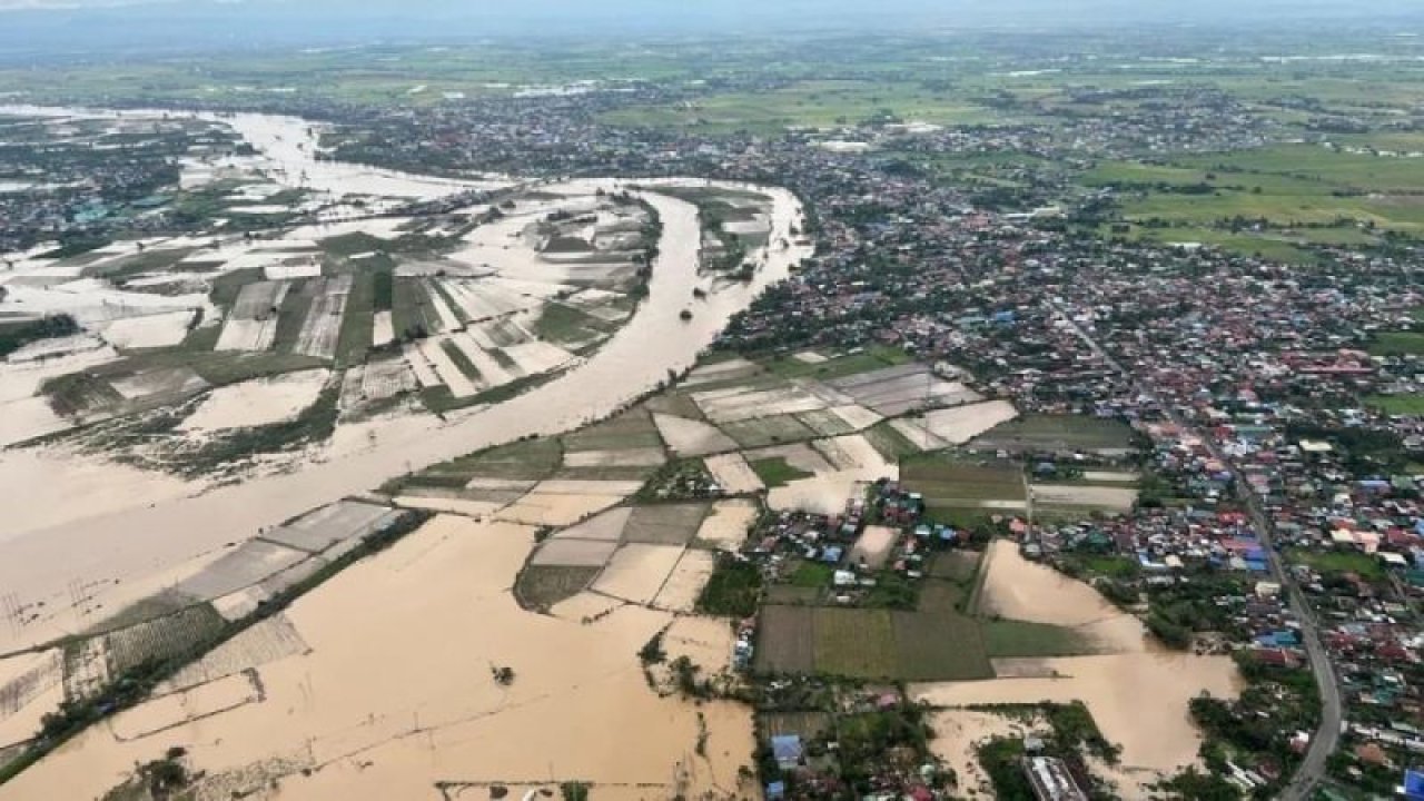 Filipinleri vuran Noru Tayfunu’nda 5 kurtarma görevlisi öldü