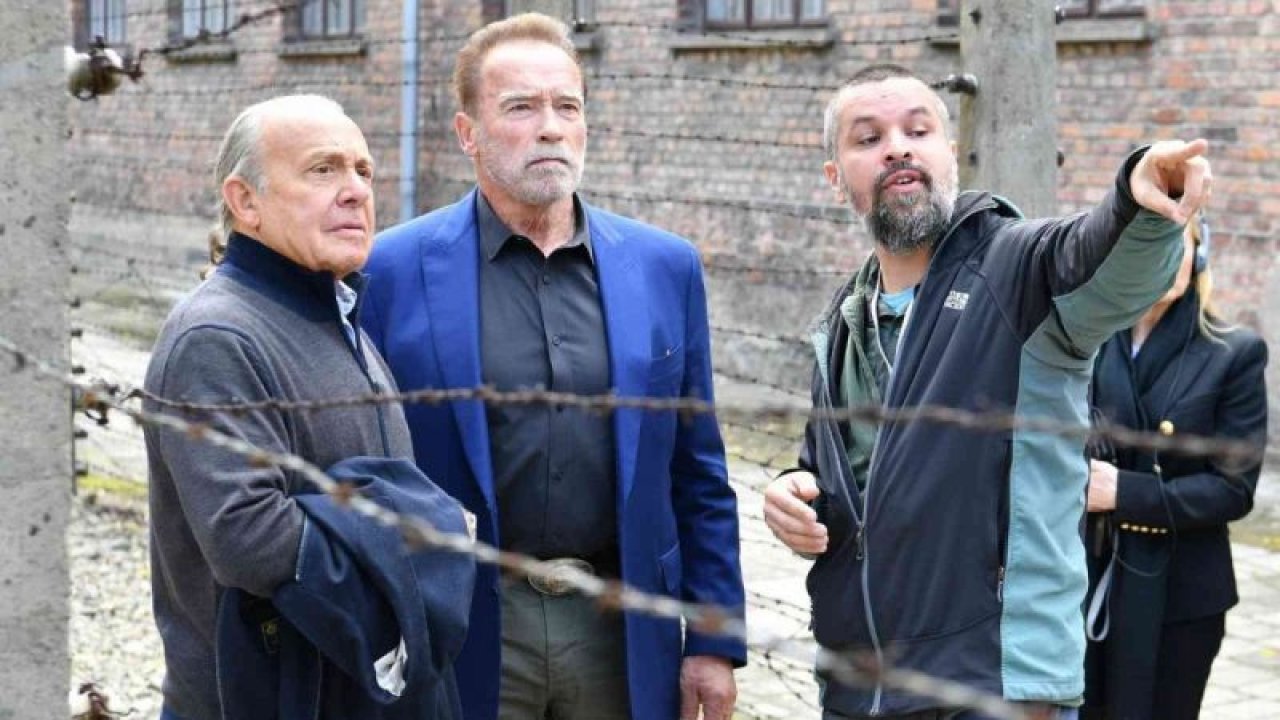 Terminatör filminin yıldızı Schwarzenegger, Auschwitz Nazi kampını ziyaret etti