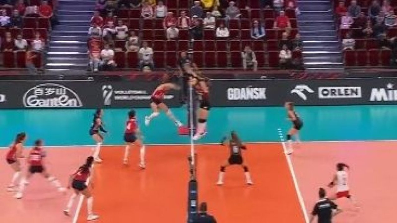 Zehra Güneş'ten ezber bozan sayı! Dünya Hande Baladın ve Zehra Güneş'in yaptığı sayıyı konuşuyor... Voleybol tarihine geçen sayı!  İşte o anlar...