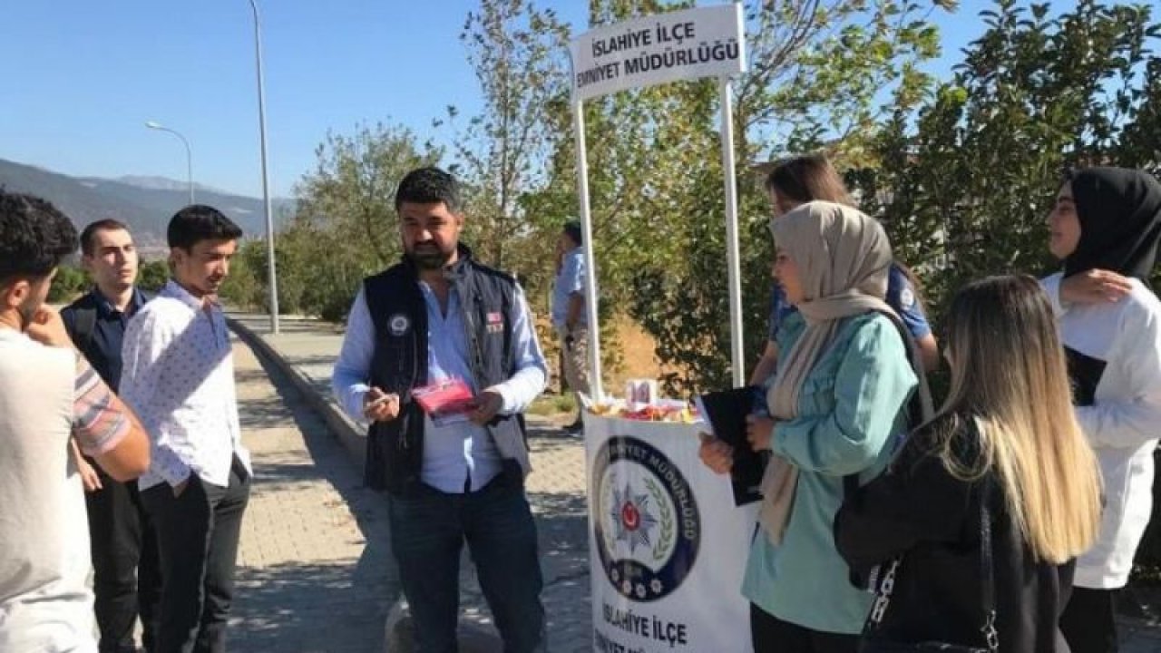 İslahiye'de polisi üniversite öğrencilerini broşürle bilgilendirdi