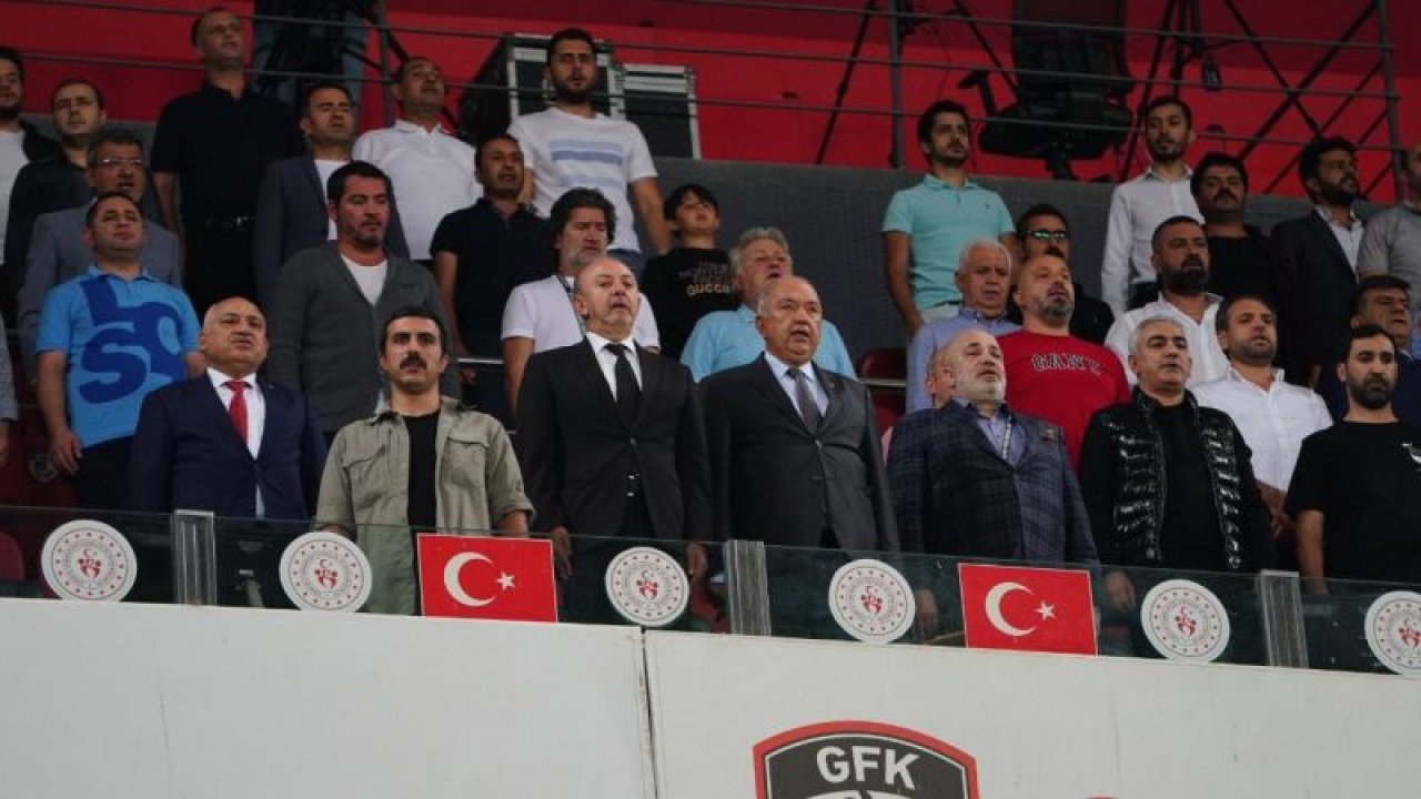 Büyükekşi ve Özmen tribündeydi