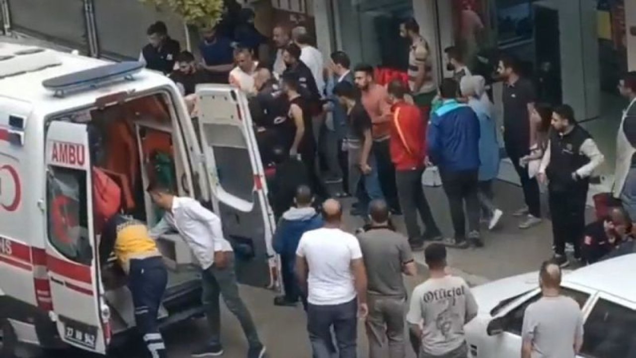 Gaziantep'te otobüs şoförünü bıçaklayarak öldüren zanlı tutuklandı.Öldürülen otobüs şoförünün cenazesi ise defnedilmek üzere ailesine teslim edildi