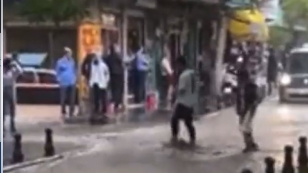 Gaziantep'e Yağmur Yağdı... Gaziantep'te yağan sağanak yağmur bazı caddeleri ve yolları göle çevirdi. Sosyal Medyada Yüzlerce görüntü paylaşıldı... Video Haber