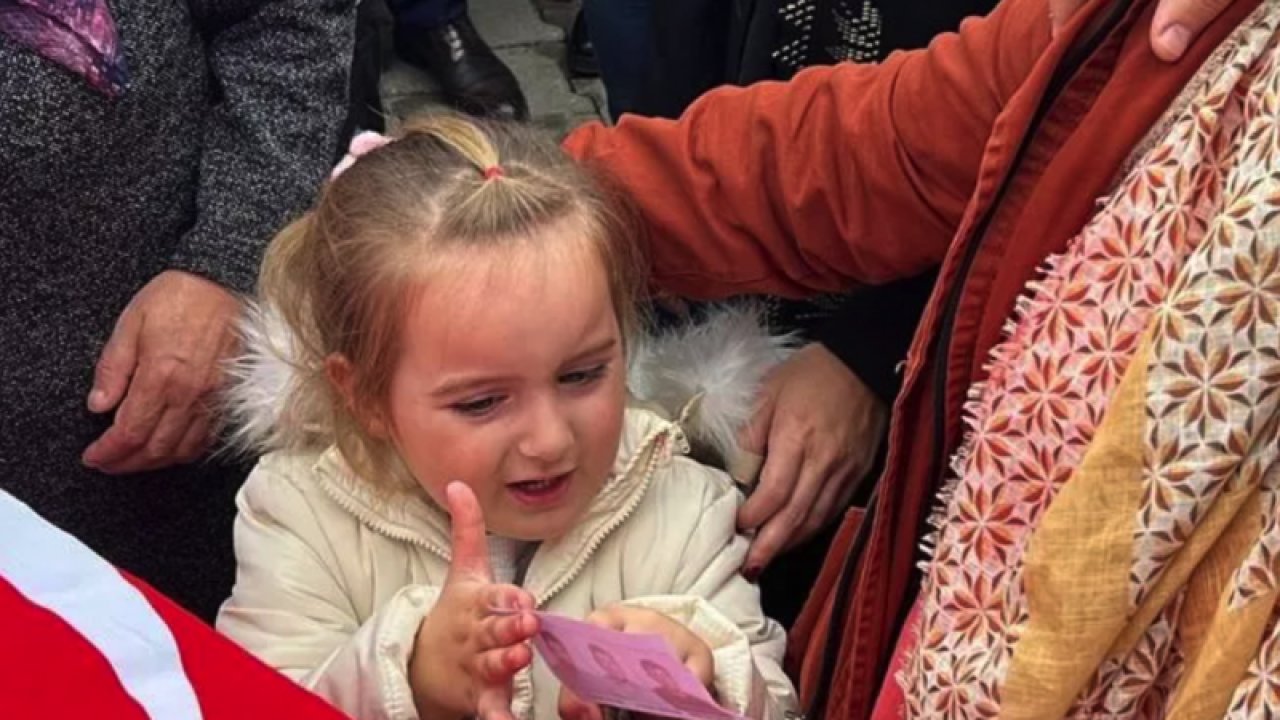 Bu Fotoğraf Yürek Dağladı! Maden ocağındaki patlamada hayatını kaybeden Okan Akgül’ün küçük kızı Babası'nın fotoğrafını böyle gösterdi