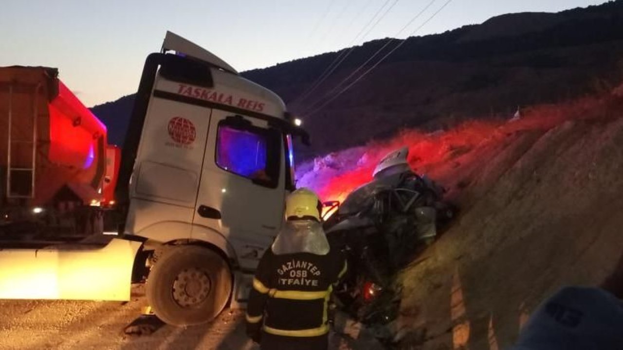 Gaziantep'te Yaşanan Tır Kazası Bir Ailenin Sonu Oldu! BU HAFRİYAT TIRLARI RESMEN TRAFİK CANAVARI!  Kazayı Yapan  Şoförün UYUDUĞU VE Yorgunluktan Dolayı Bu Kazayı Yaptığı İddia Edildi