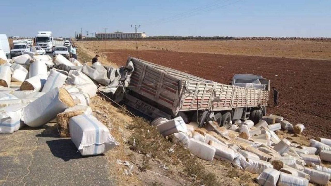 Gaziantep karayolunda saman yüklü tır şarampole düştü