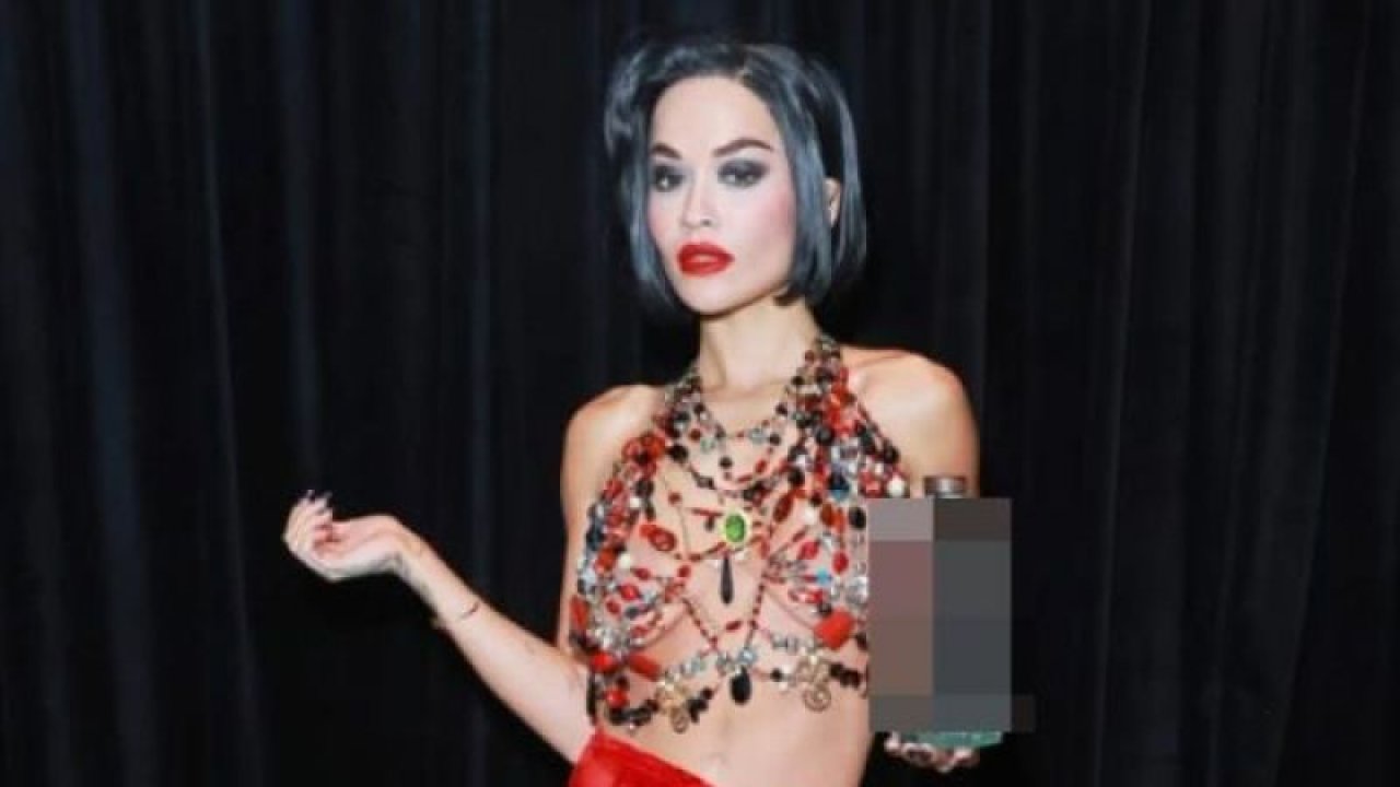 İngiliz Şarkıcı Rita Ora Cadılar Partisindeki Görüntüsü İle Damga Vurdu! Mücevherle Kaplı Halloween Kostümü Görenleri Kendine Hayran Bıraktı!