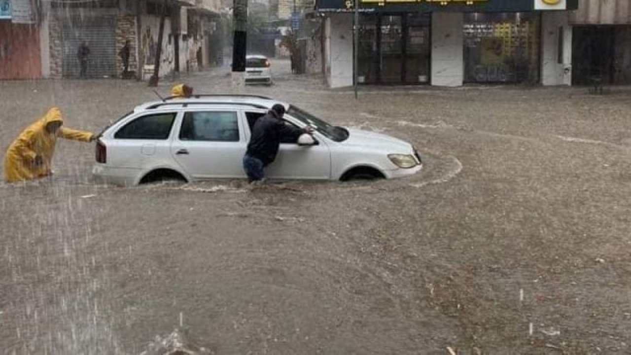 Gazze Şeridi’nde caddeler sular altında kaldı