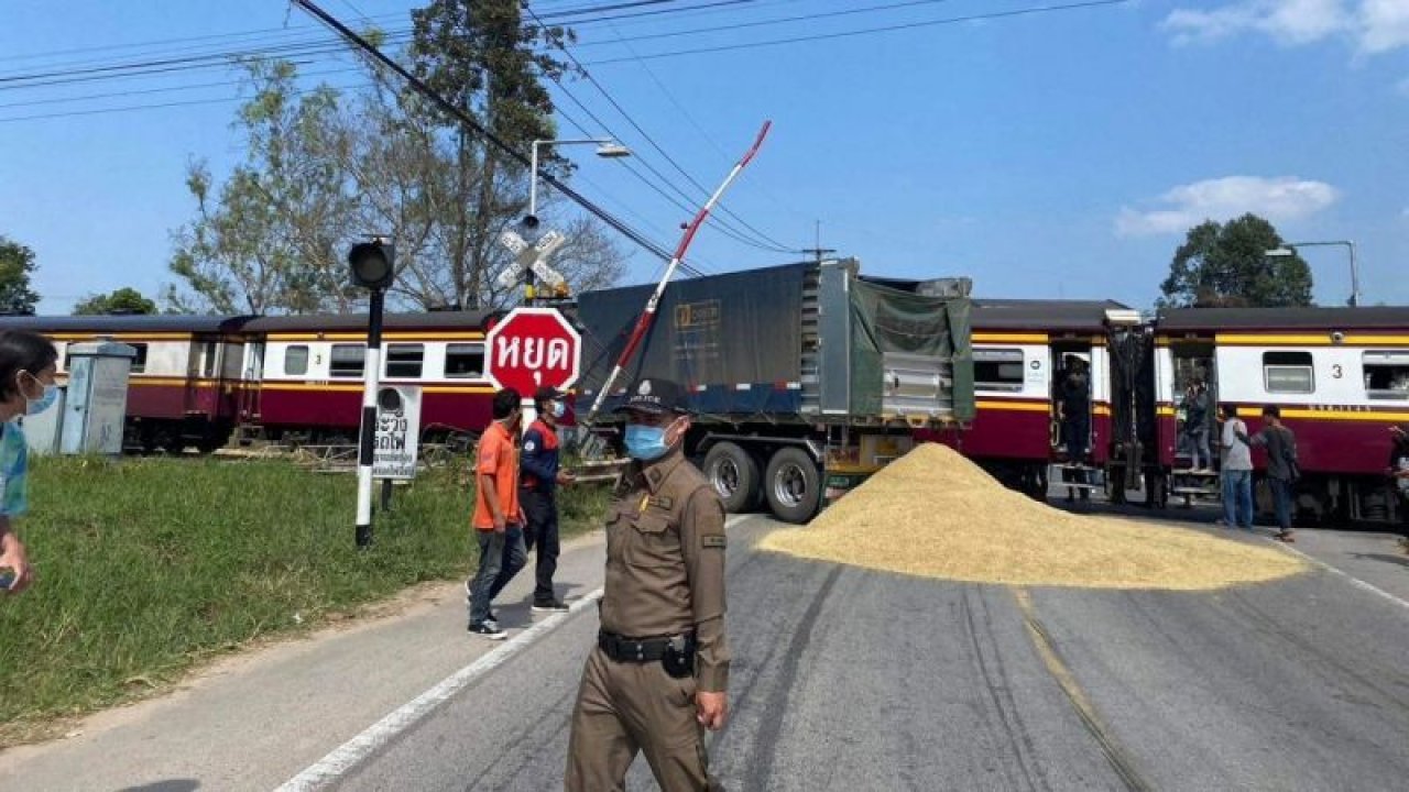 Yolcu treni kamyonu biçti