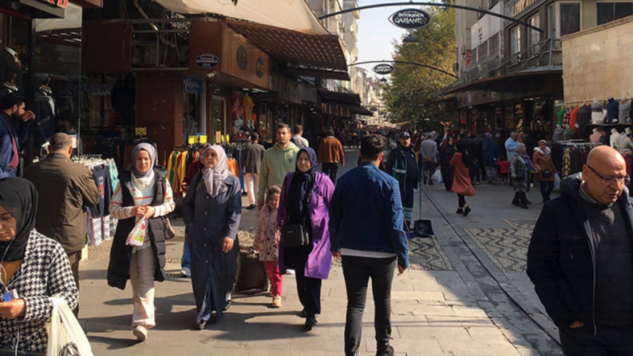 Gaziantep'te Esnaf Dertli! Gaziantep’te çarşıda yoğun ama kuru bir kalabalık var.