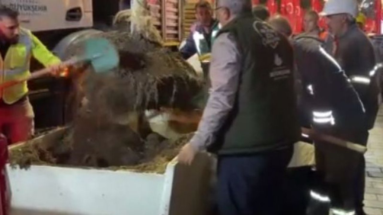 İstanbulda Taksim İstiklal Caddesi’nde  Bombalı saldırı sonrası beton saksılar İstiklal Caddesi’nden kaldırılıyor.... İŞTE O ANLAR