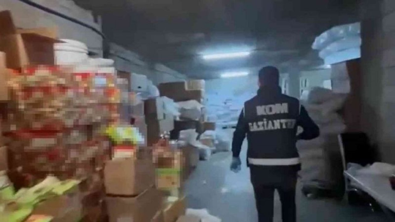 Gaziantep’te bir depoya şok eden baskın... 100 bin 993 paket gümrük kaçağı sigara,16 ton 242 kilogram tarihi geçmiş bozuk gıda maddesi ele geçirildi.