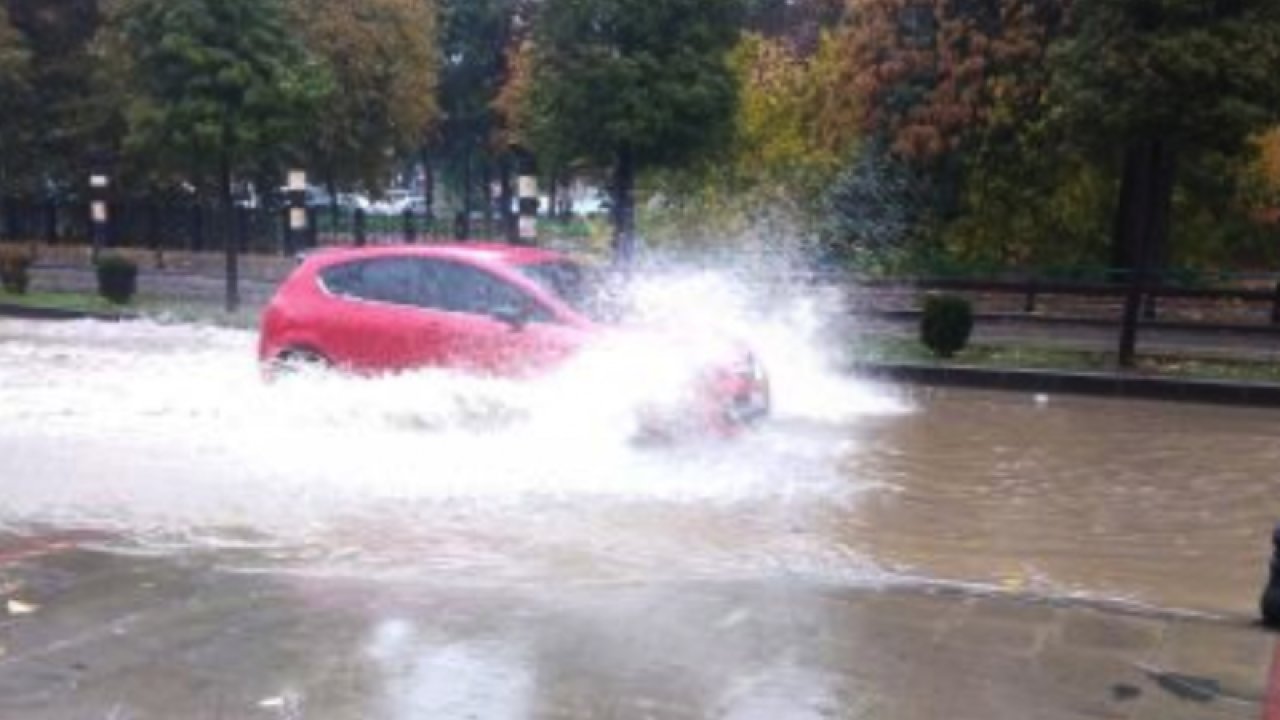 Gaziantep'te YAĞMUR YAĞDI YOLLAR YİNE GÖLE DÖNDÜ!  Gaziantep'te Vatandaşların Trafikte YAĞMURLA SINAVI! Gaziantepli sürücüleri zorlu bir Kış bekliyor… TIKLA İZLE