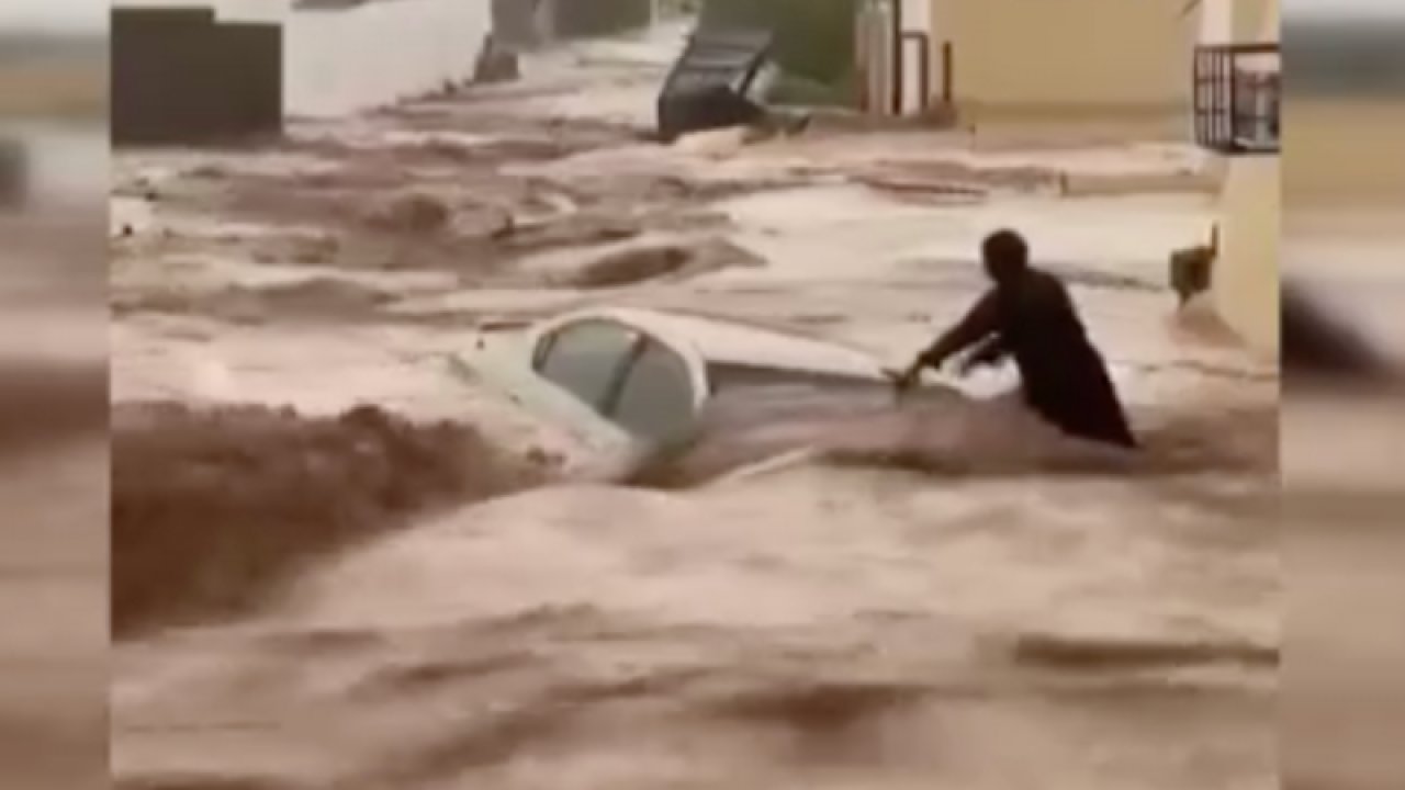 Sel sularına kapılmaktan son anda kurtuldu