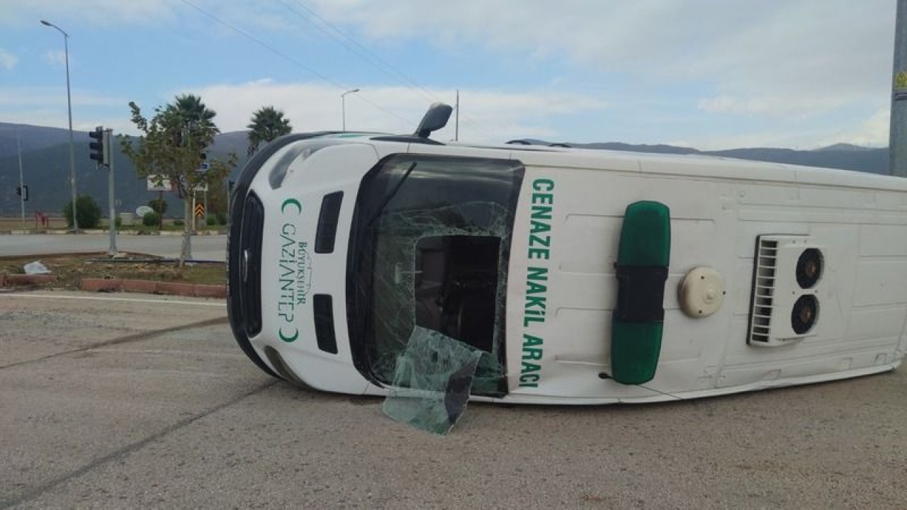 Gaziantep'te cenaze aracı ile bir otomobil çarpıştı! Feci kazada cenaze aracı yan yatarken, otomobilde bulunan 2 kişi yaralandı