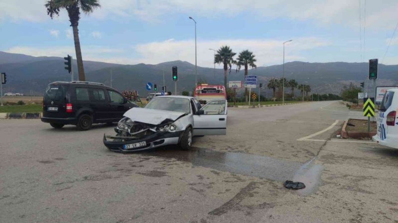 FLAŞ... FLAŞ. FLAŞ... Gaziantep'te Cenaze aracı otomobil ile çarpıştı: 2 yaralı... VİDEO HABER