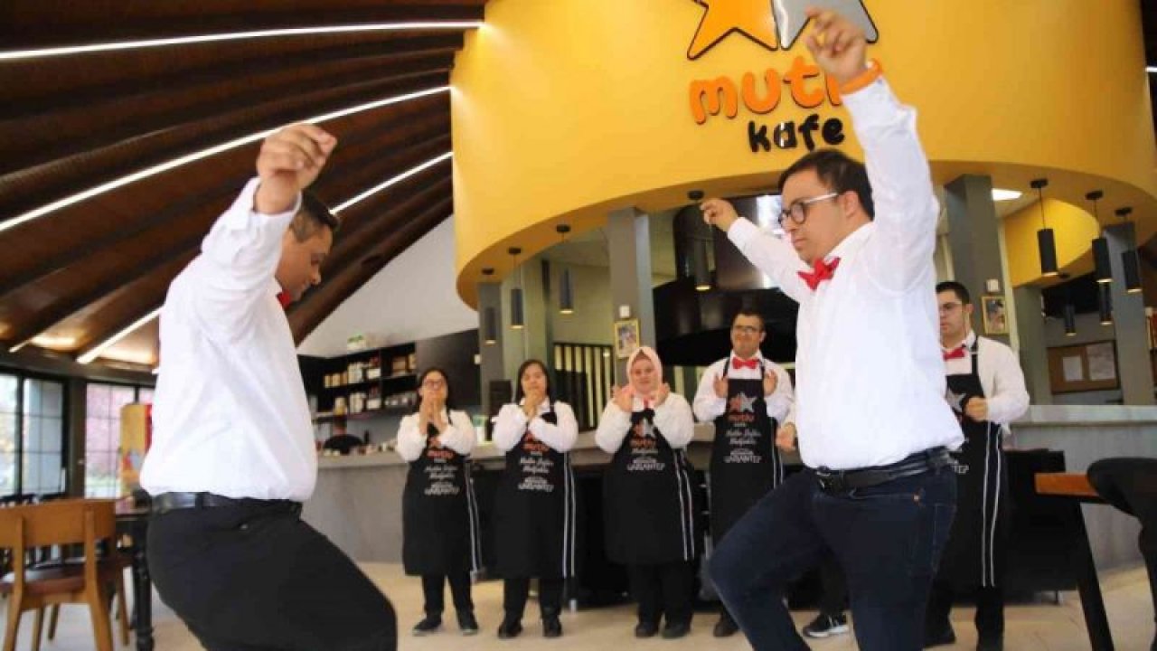 Gaziantep'te bu kafenin çalışanlarını görenler uğramadan geçemiyor