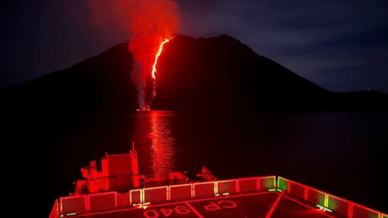 Stromboli Yanardağı lav püskürtmeye devam ediyor