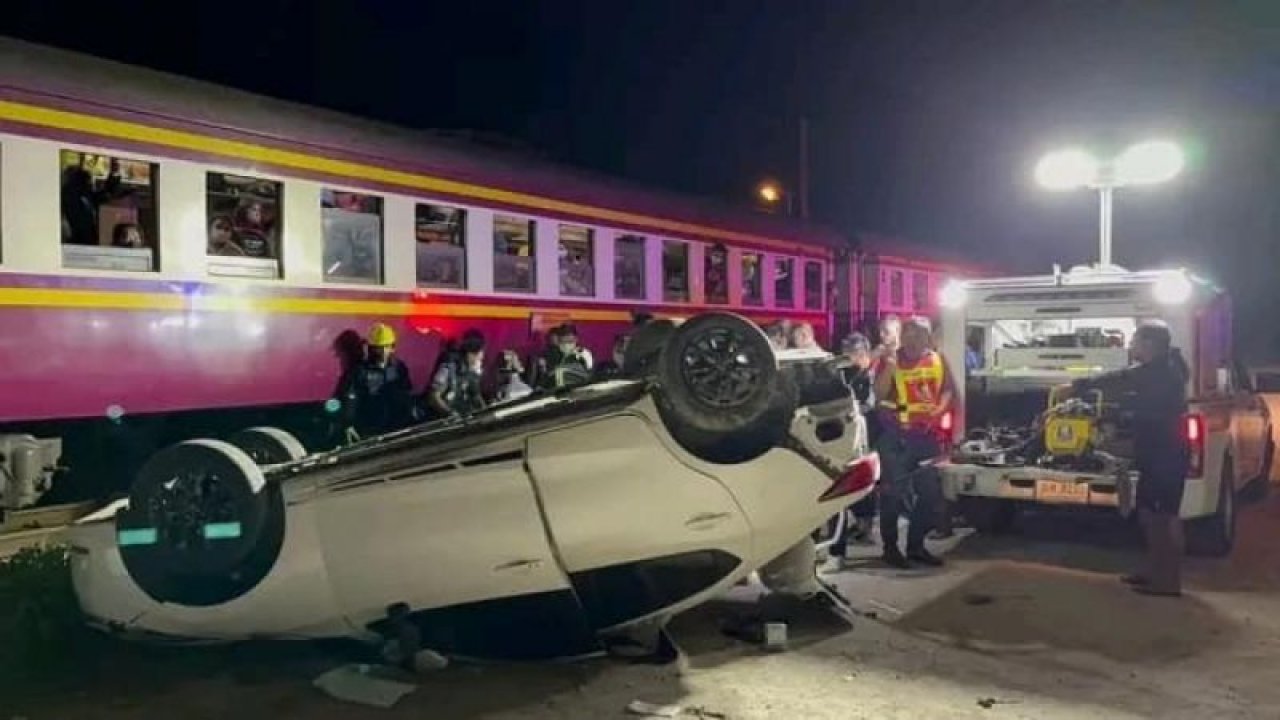 Bariyerleri aşmaya çalışan araca tren çarptı