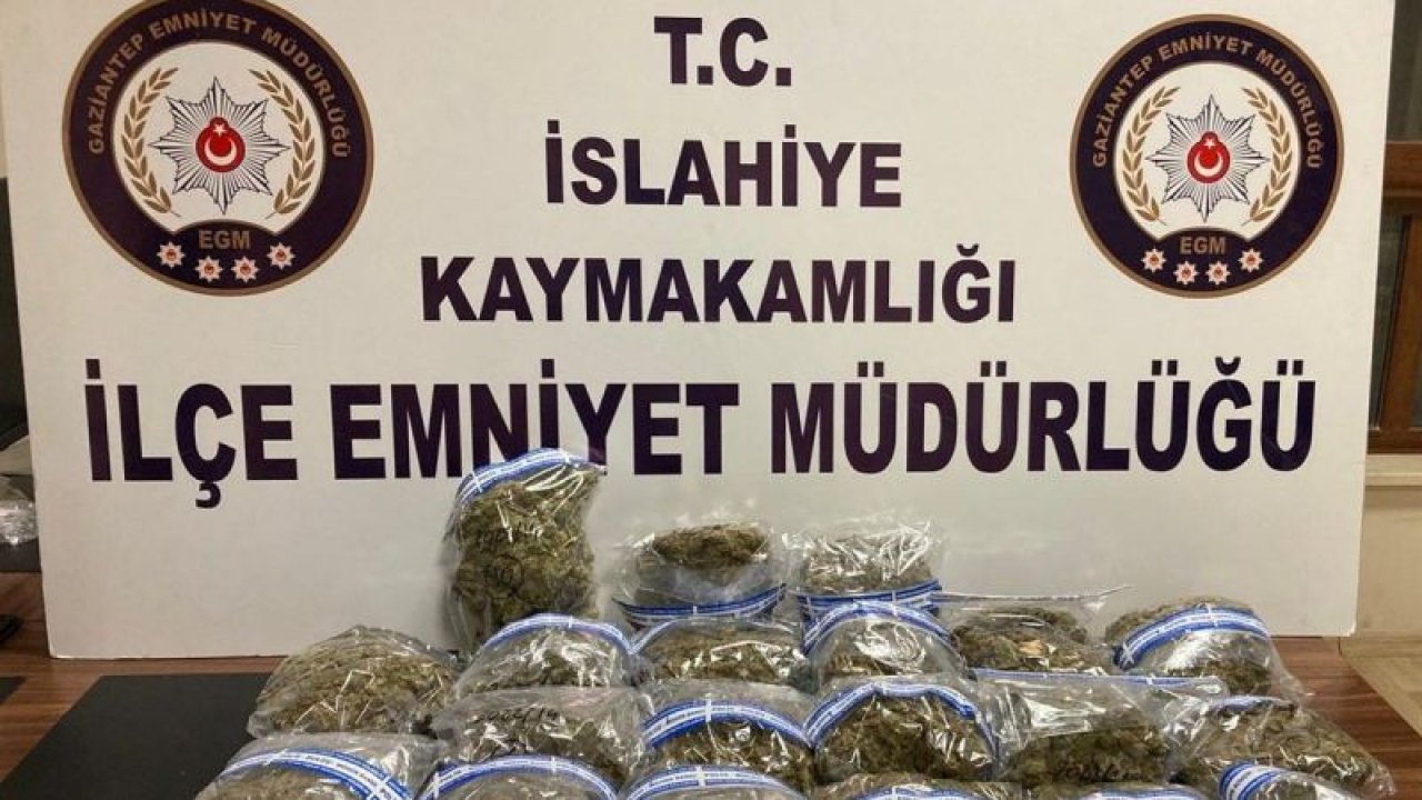 Gaziantep’te trenle yolculuk yapan 2 kişinin üzerinde ve taşıdıkları paketlerde 10 kilo 630 gram esrar ele geçirildi