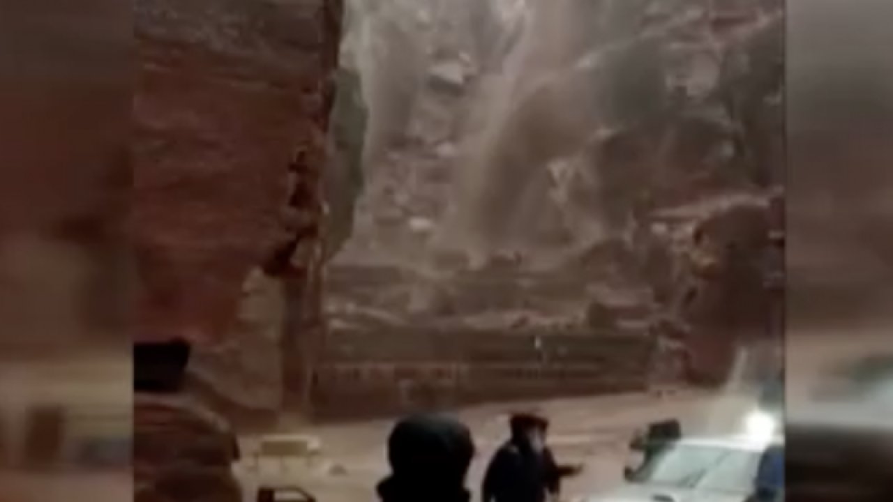 Petra antik kentinde sel: Turistler tahliye edildi