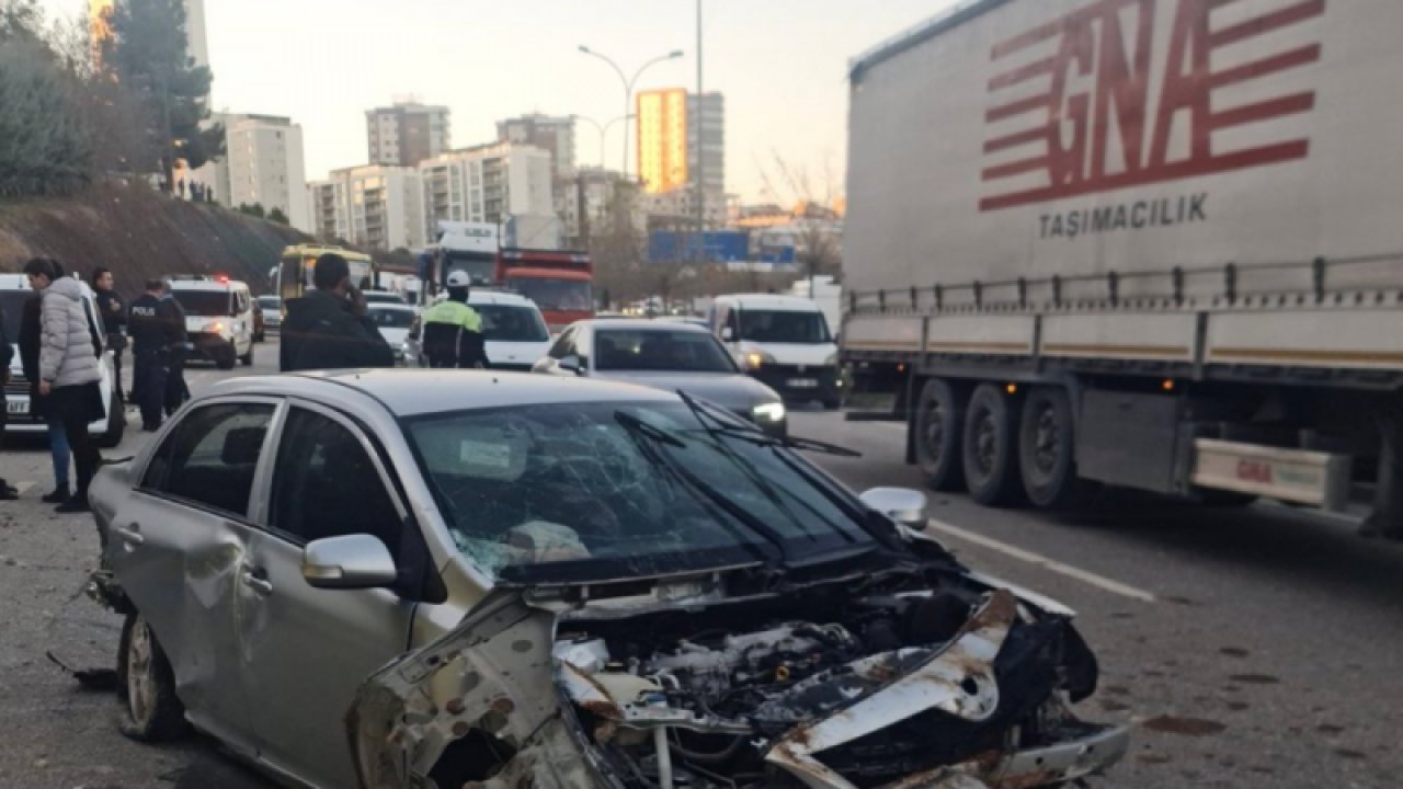 İşte Detaylar... Gaziantep İpek Yolunda Trafik Felç Olmuştu! Makas Atan Sürücü Dehşet Saçtı!  2 'si Ağır 5 Yaralı... VİDEO HABER