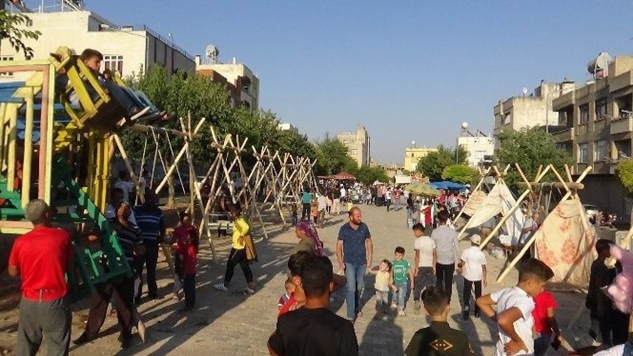 Çocuklar bayram yerinde gönüllerince eğleniyor