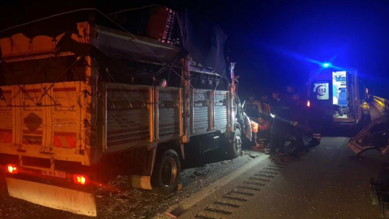 Gaziantep-Tarsus Otoyol'nda kamyonet tıra arkadan çarptı: 2 ölü... Video Haber