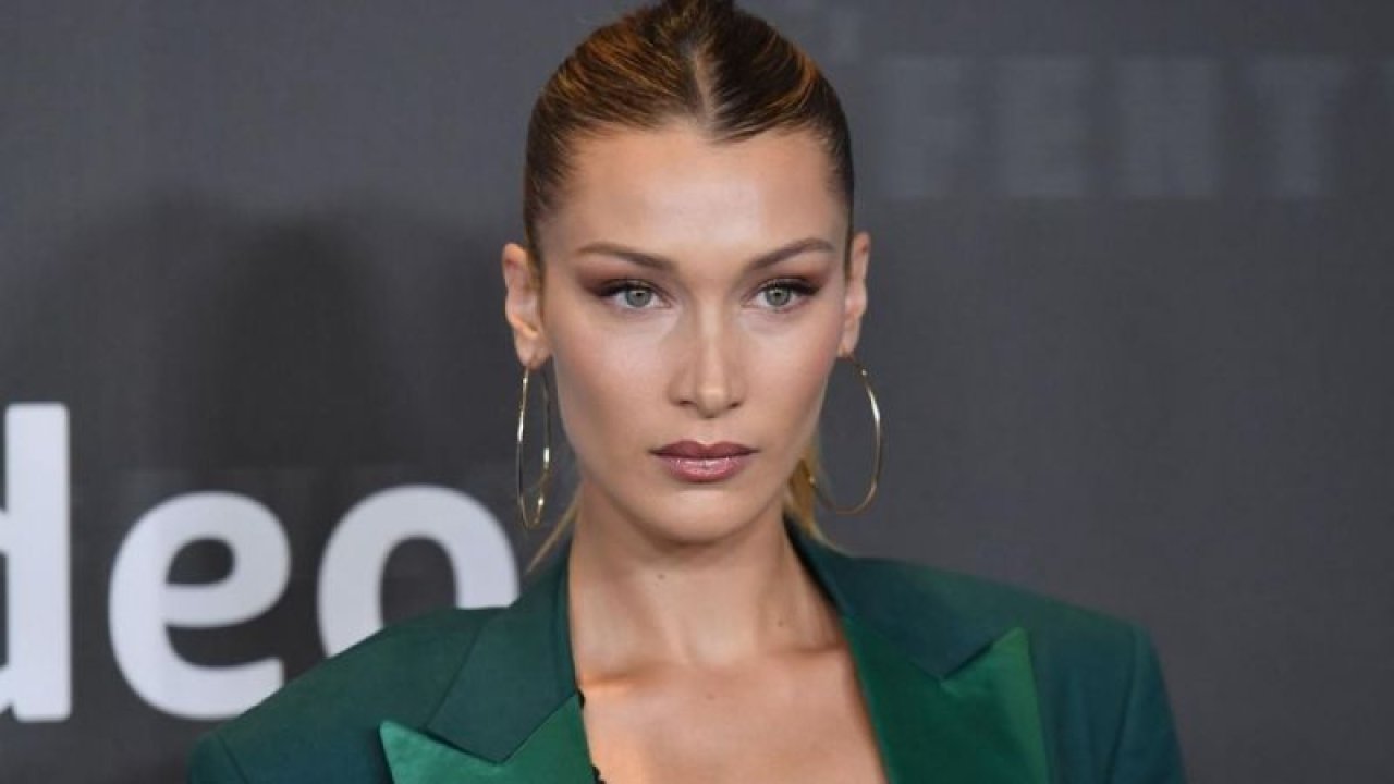 Seks robotu olduğunu söyleyen Bella Hadid bikinili pozlarıyla sosyal medyayı salladı