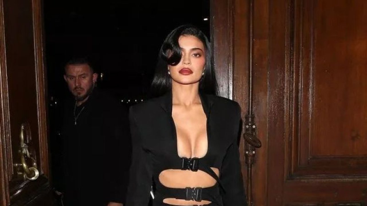 Kylie Jenner'ın Göğüs Dekoltesi Olay Yarattı! Göğüslerini Kemerle Sıkınca Sosyal Medyada İlginç Yorumlar Atıldı!