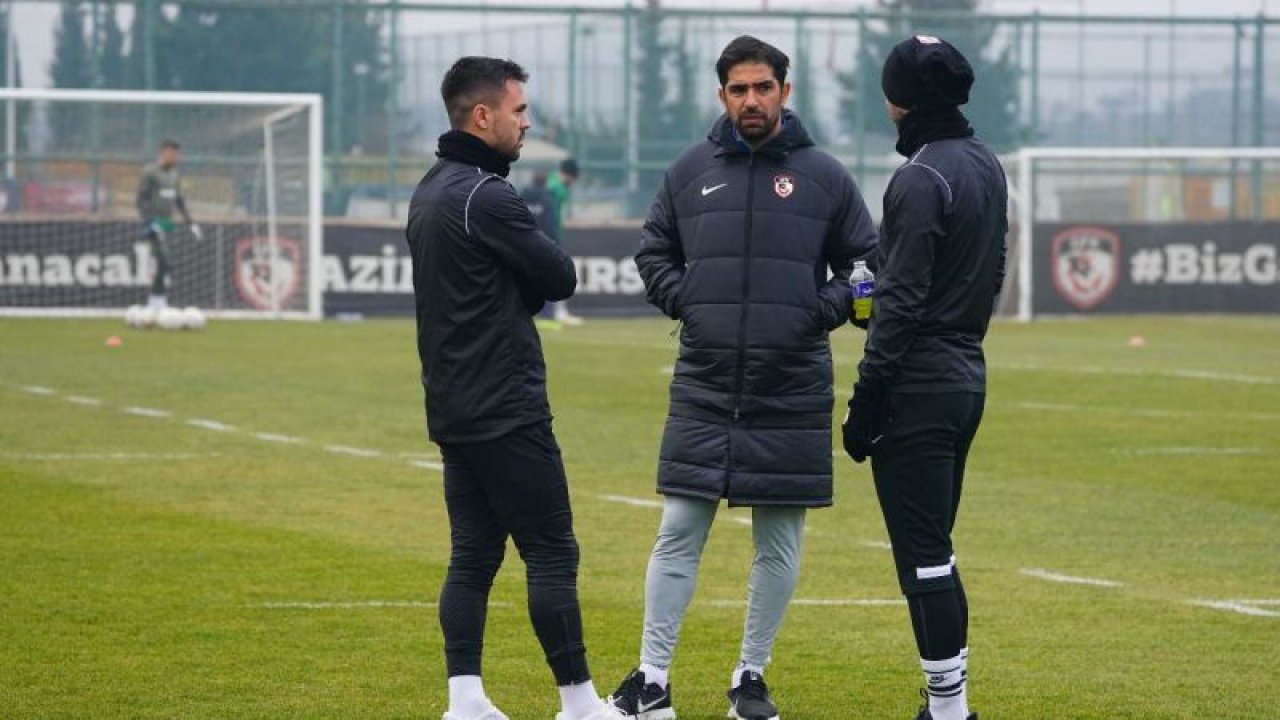 Gaziantep Futbol Kulübü Teknik Sorumlusu Erdal Güneş Futbolcularla tek tek konuştu