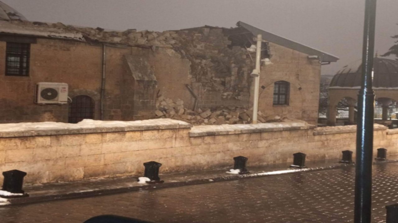 Gaziantep'te Deprem! Tarihi Şirvani Camisi'nin Minaresi Yıkıldı