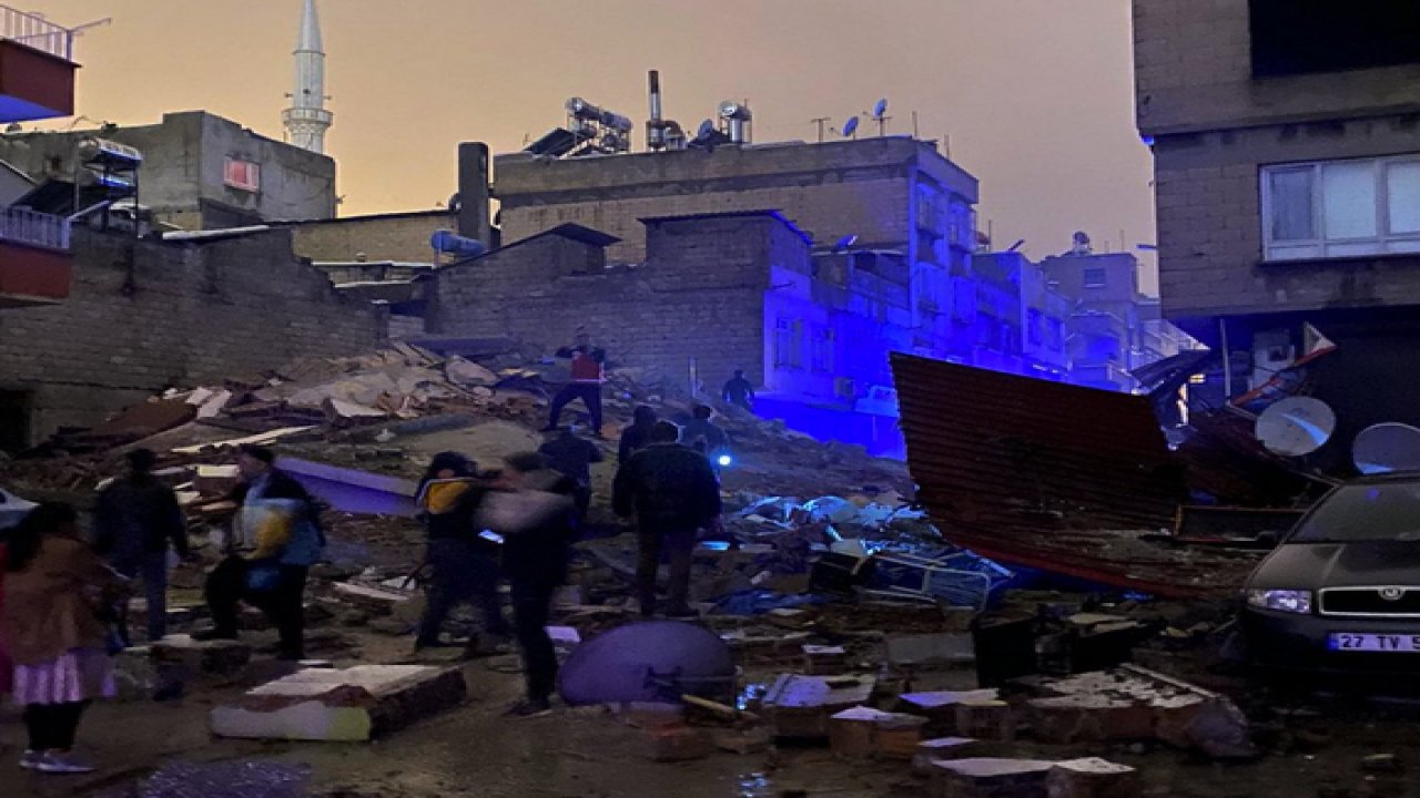 Gaziantep'te Depremde 25 Aralık Mahallesi'nde Ev Yıkıldı! 8 Kişi Enkaz Altında