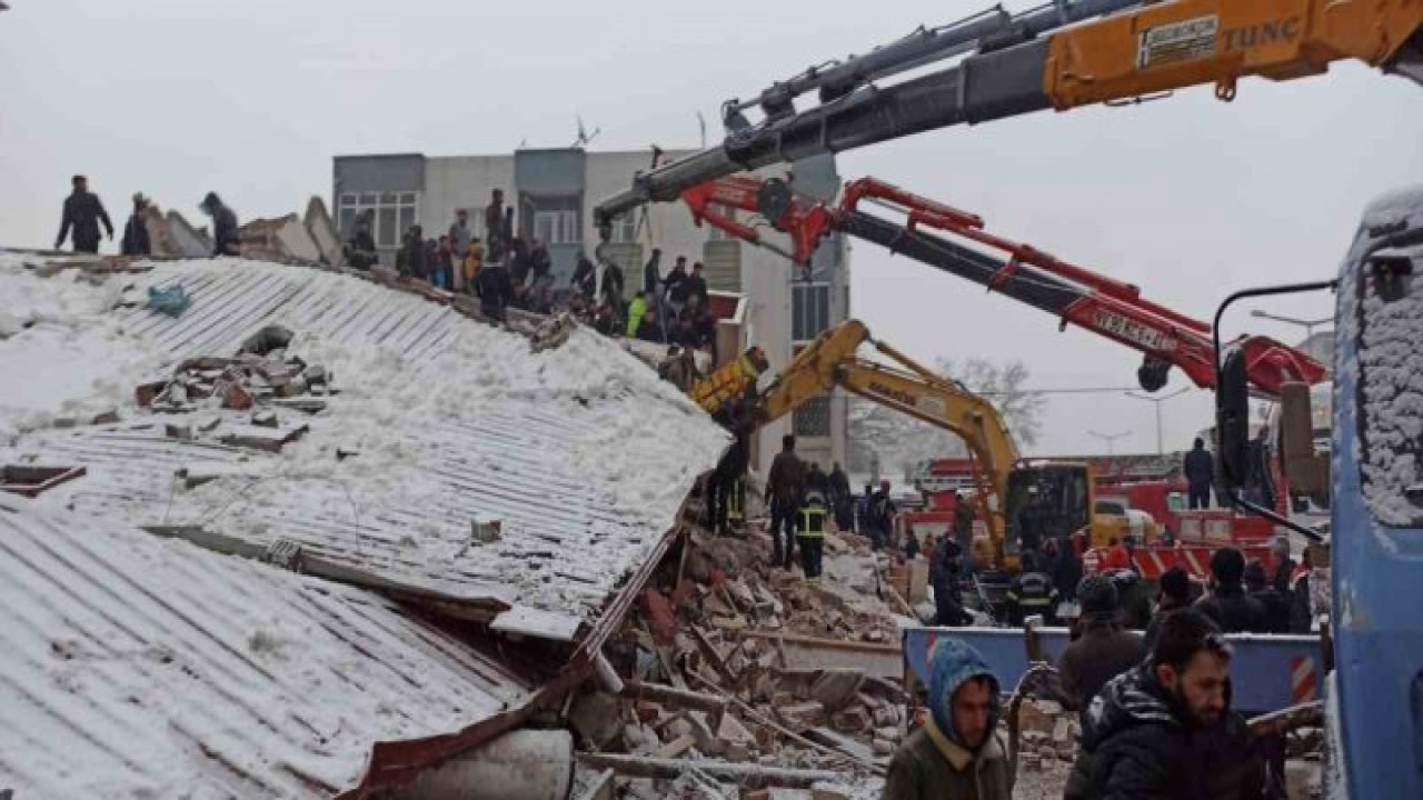 Depremde Kahramanmaraş’ta birçok bina yıkıldı, kurtarma çalışmaları sürüyor