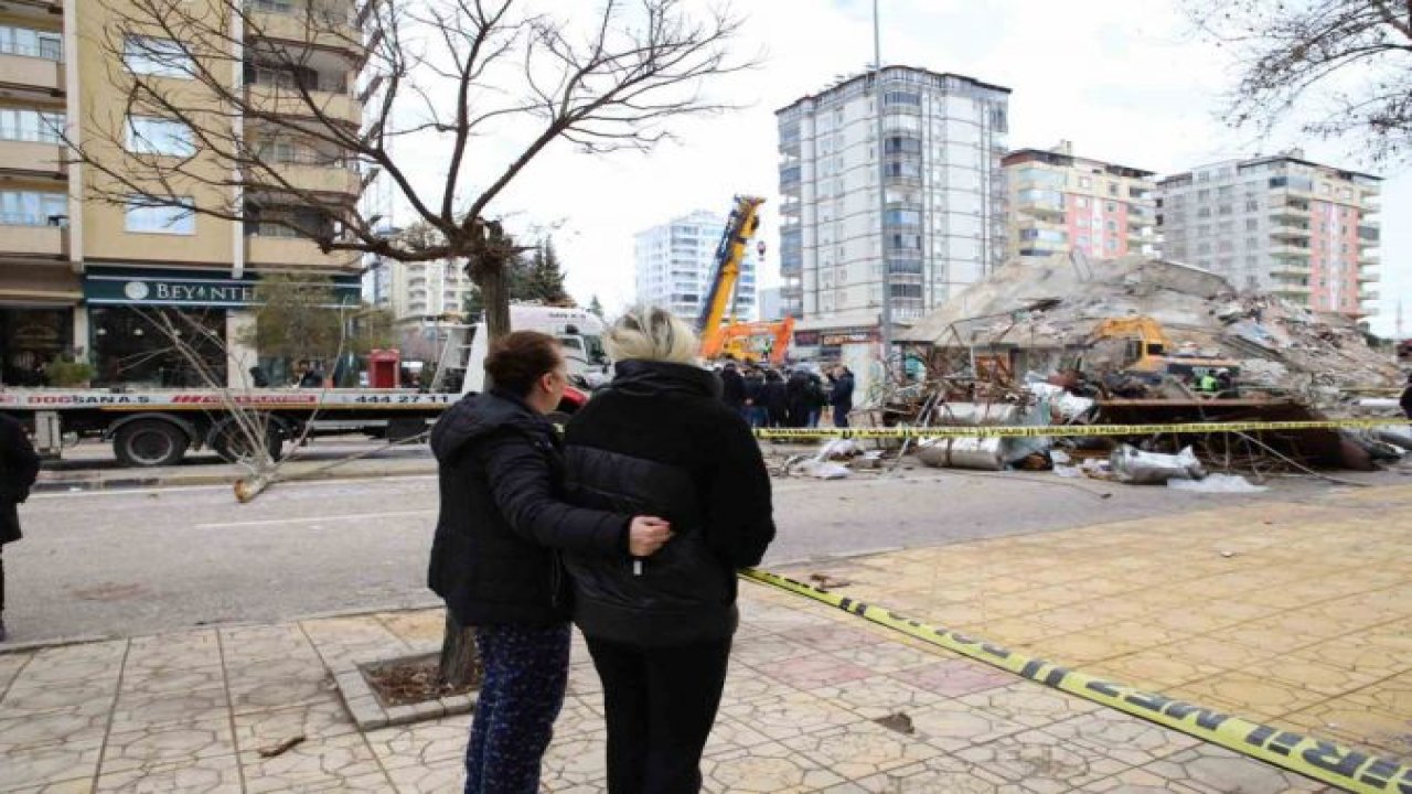 Gaziantep'te Acılı anne enkaz altındaki 2 çocuğu için gözyaşları arasında yardım istedi... Video Haber