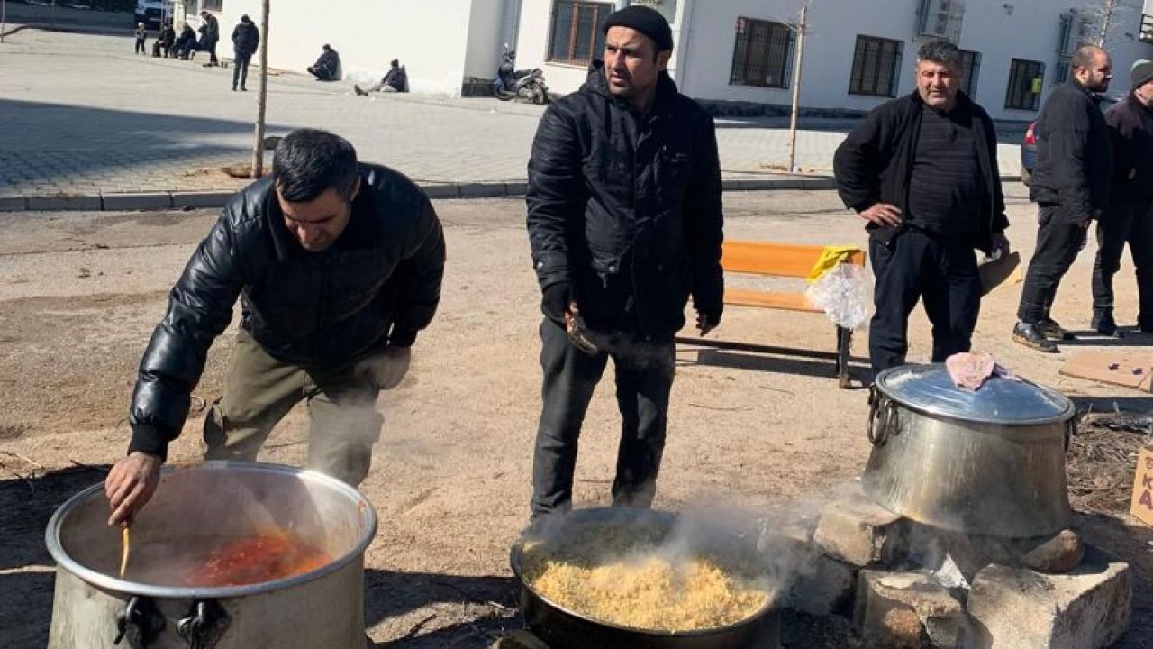 Gaziantep'te Hayırseverler kazan kurup yemek yapıyorlar... Video Haber