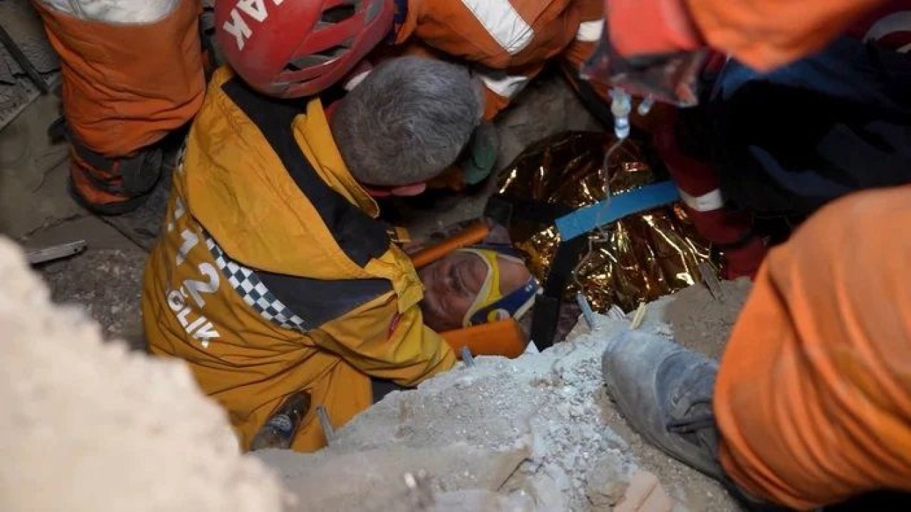 Gaziantep’in Nurdağı ilçesinden sevindirici haber, depremden tam 65 saat sonra geldi! JAK ekipleri, 61 yaşındaki bir kişiyi enkazdan çıkardı