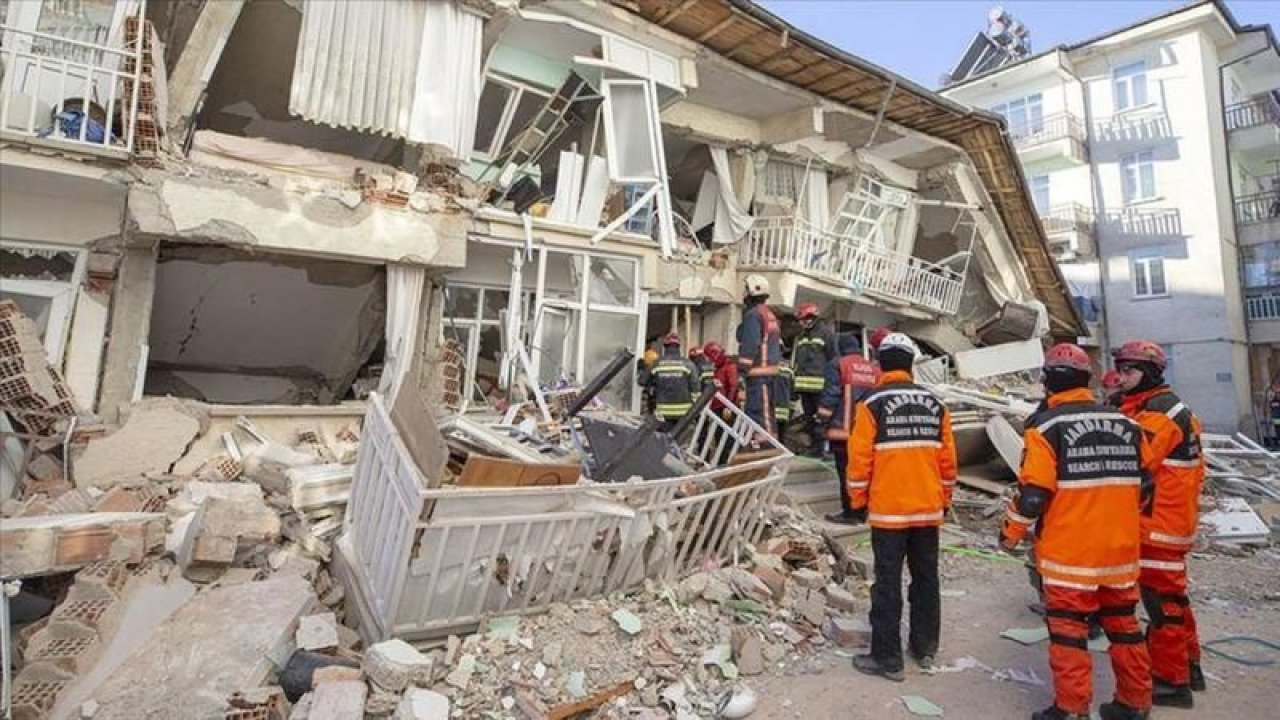 Tüm Türkiye neden su verilmediğini konuşmuştu! İşin uzmanı, enkazda olan kişiye su verilmemesinin nedenini açıkladı! Aman dikkat