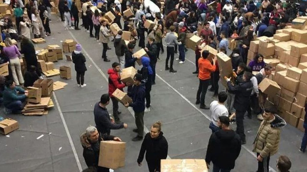 Ünlü Oyuncu Özgürcan Çevik, Depremzedeler İçin Canını Dişine Taktı! Önce Ayırdı, Sonra Paketledi!