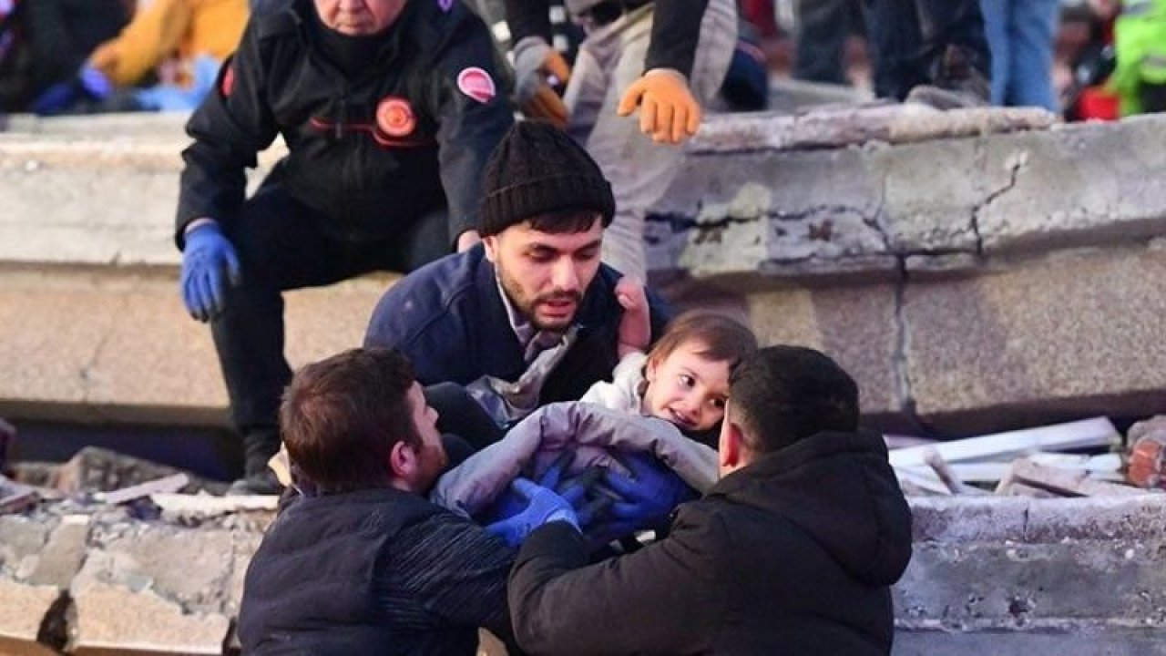 Depremden kurtarılan refakatsiz bebeklerin durumuna ilişkin açıklama geldi! Koruyucu ailelere veriliyorlar: “Koruyucu aile nasıl olunur?” İşte şartlar