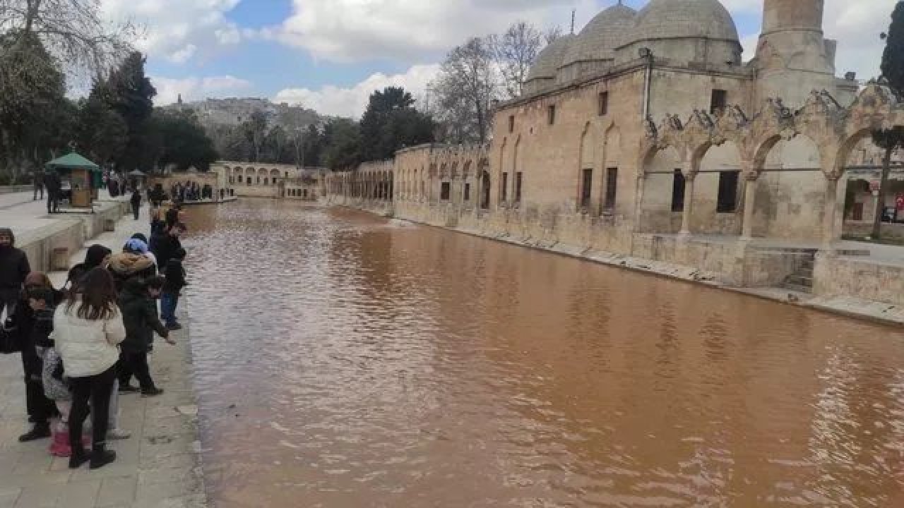 Şanlıurfa’nın Simgesi Herkesi Şaşırttı! Gölün Renginin Nedeni Anlaşılamadı!