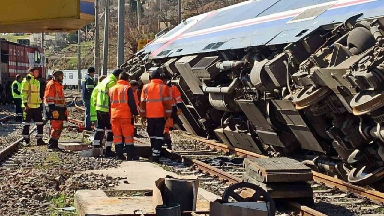 Gaziantep'te Şiddetli deprem tren vagonlarını devirdi, rayları tahrip etti... VİDEO HABER