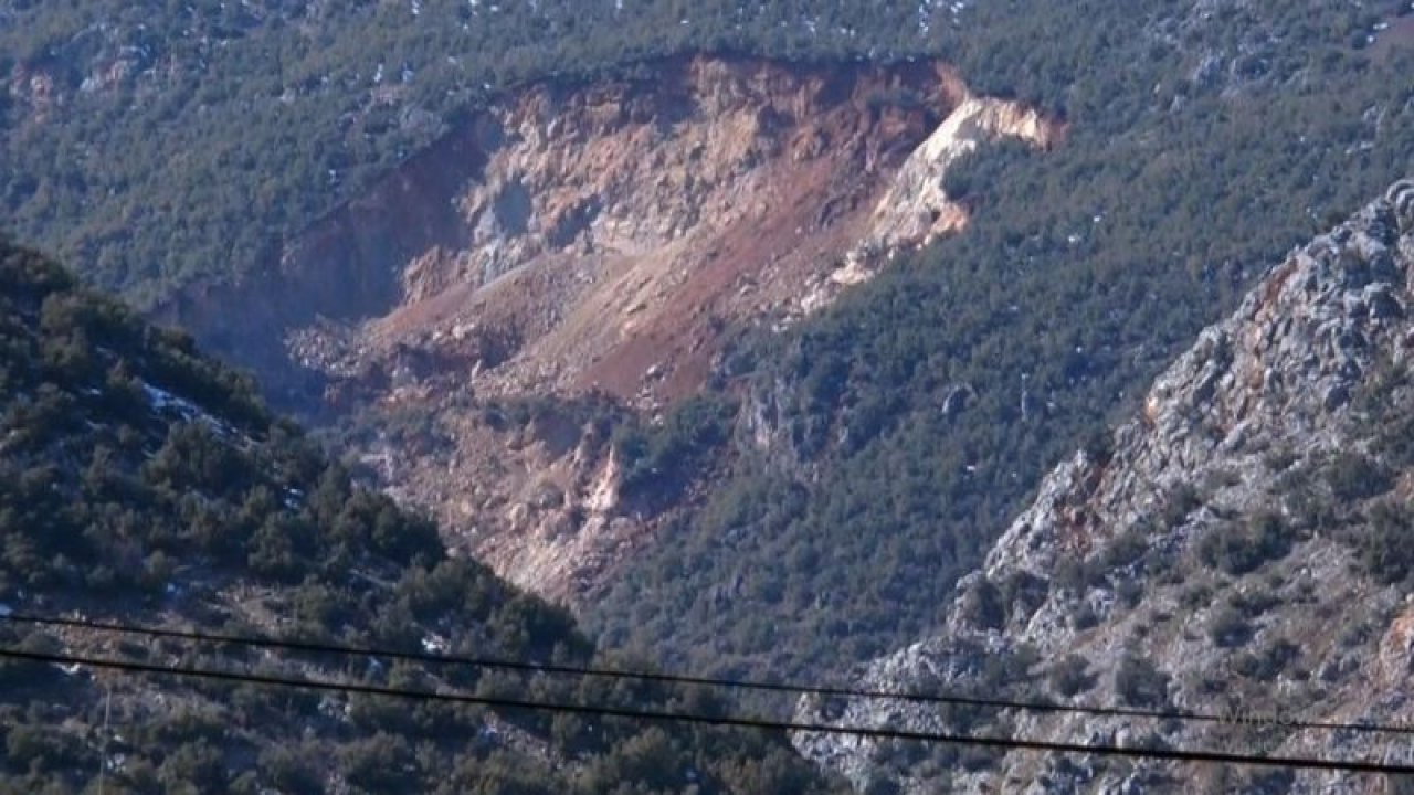 Gaziantep'te DEPREM 2 dağı birleştirdi... Dağlardan kopan parçalar aradan geçen karayolunu da ulaşıma kapattı. VİDEO HABER